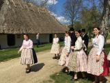 Néptáncosok az Oszkói Pince Tájháznál